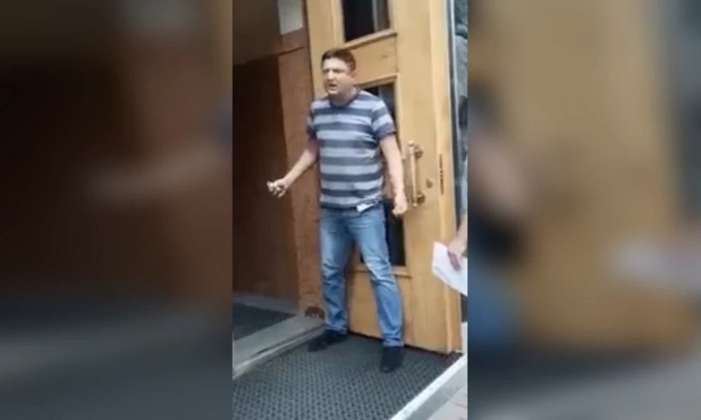 Ουκρανία: Άνδρας απειλεί να τινάξει με χειροβομβίδα την έδρα της κυβέρνησης
